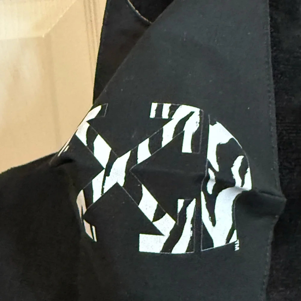 BNWT Off-White Black and White Iconic Zebra Logo Face Mask